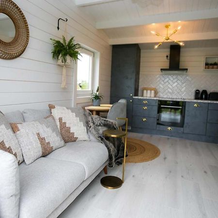 The Paddocks Cabin - Stylish, Cozy & Private Килларни Экстерьер фото