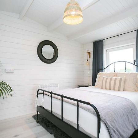 The Paddocks Cabin - Stylish, Cozy & Private Килларни Экстерьер фото